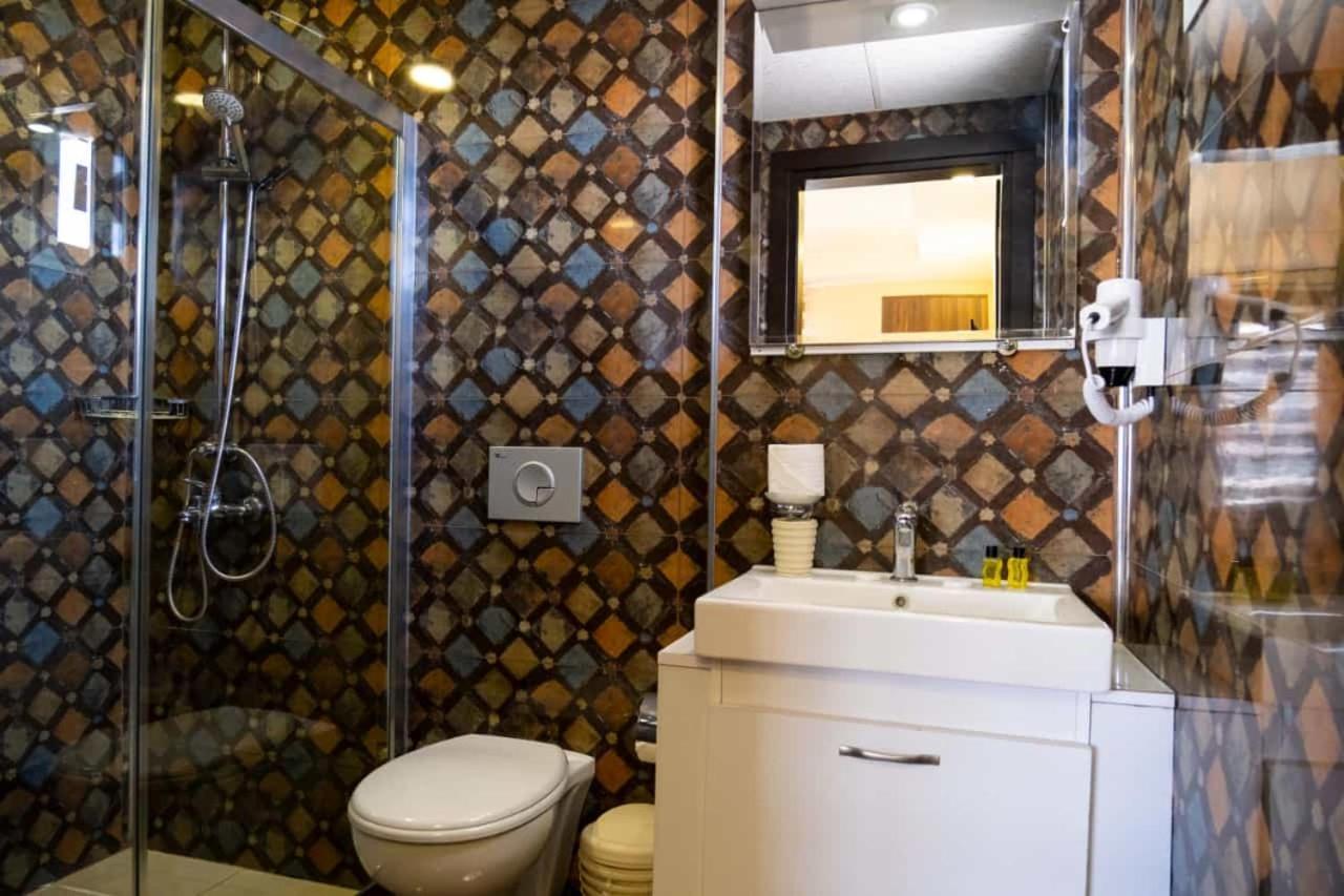 Ikarus Hotel Кушадасъ Екстериор снимка